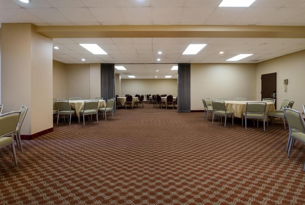 Restaurace v ubytování Red Roof Inn and Suites Newark - University