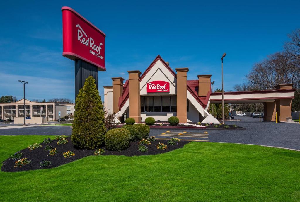 una tienda con un cartel delante de ella en Red Roof Inn and Suites Newark - University en Newark