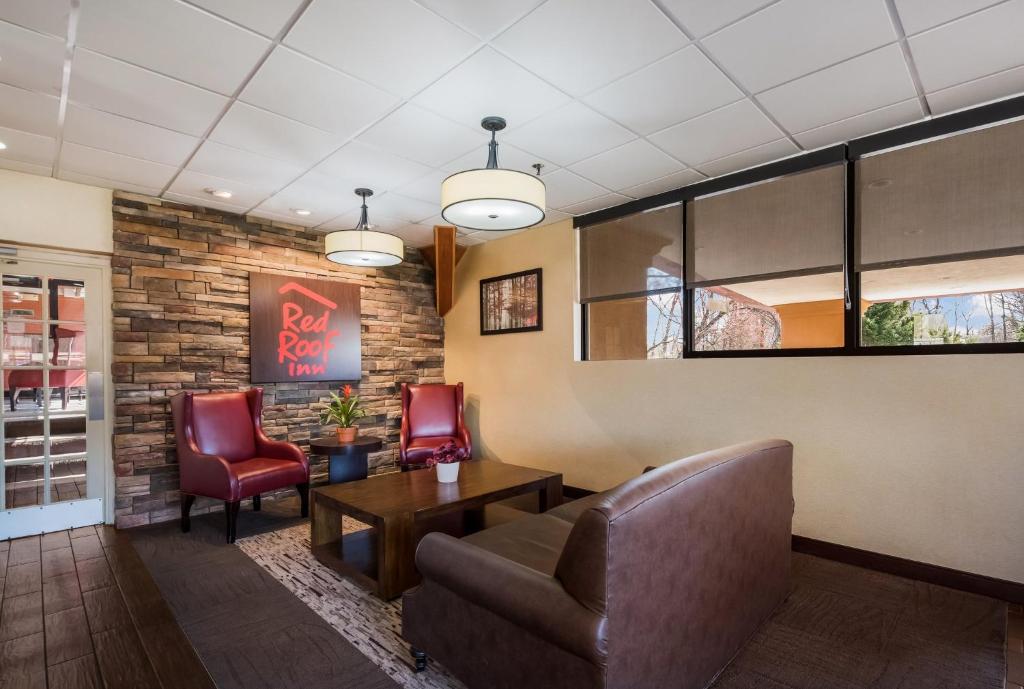 Posezení v ubytování Red Roof Inn and Suites Newark - University