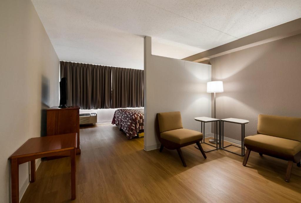 Posezení v ubytování Red Roof Inn and Suites Newark - University