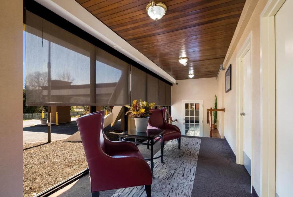 Posezení v ubytování Red Roof Inn and Suites Newark - University