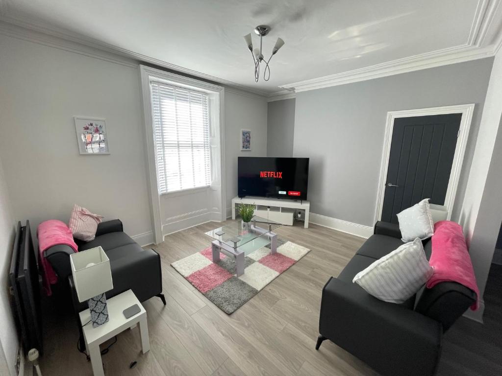 a living room with two couches and a tv at Edith Haven Tynemouth Fabulous Coastal Holiday Home in Tynemouth