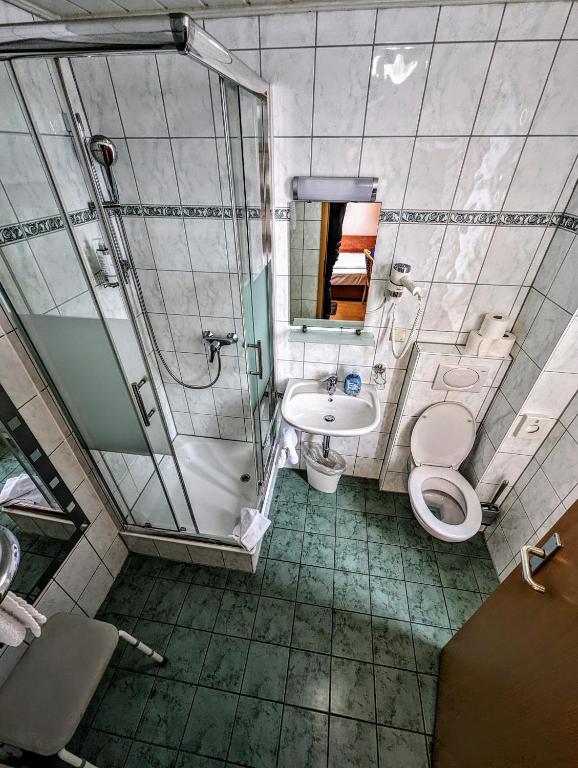 Koupelna v ubytování Hotel am Rathaus