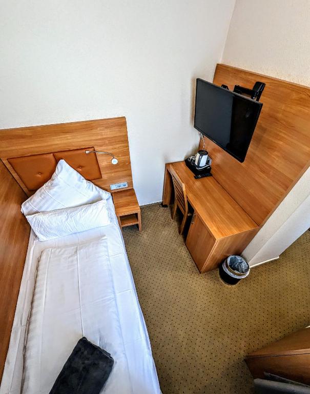 Postel nebo postele na pokoji v ubytování Hotel am Rathaus