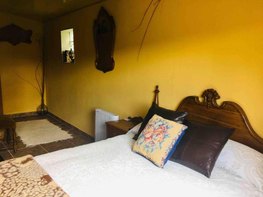 Postel nebo postele na pokoji v ubytování Casa rural Buxo Ribeira Sacra