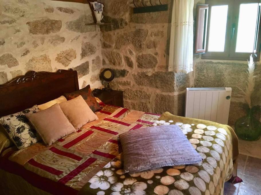 Postel nebo postele na pokoji v ubytování Casa rural Buxo Ribeira Sacra