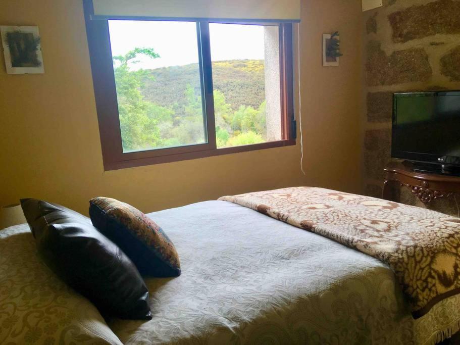 Postel nebo postele na pokoji v ubytování Casa rural Buxo Ribeira Sacra