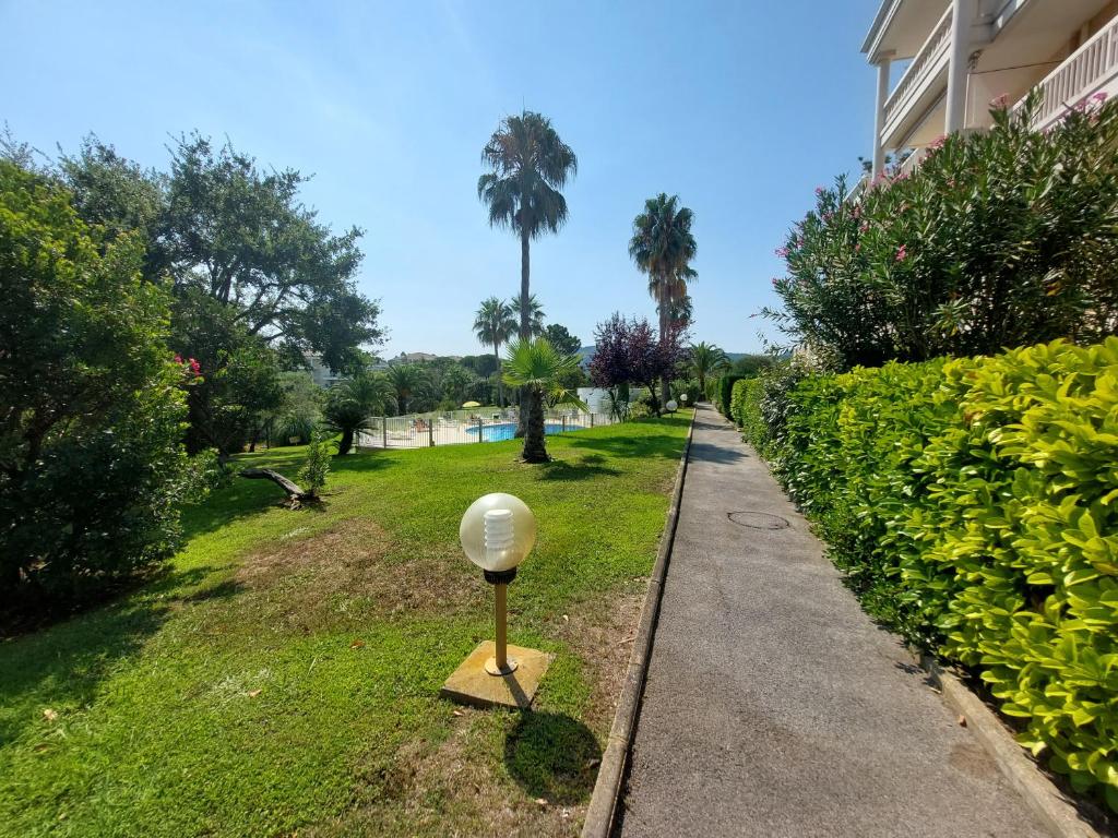Vonkajšia záhrada v ubytovaní Studio Golf Riviera - Axelle Loc'Appart