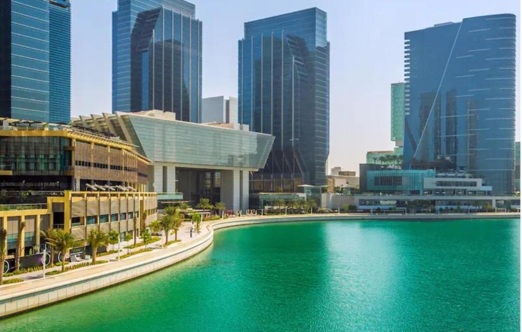 un grande bacino d'acqua in una città con edifici alti di Abu Dhabi Center - Unique Bed Space a Abu Dhabi