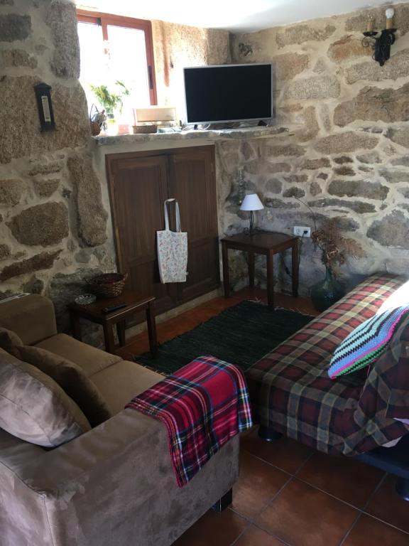 TV a/nebo společenská místnost v ubytování Casa rural Buxo Ribeira Sacra