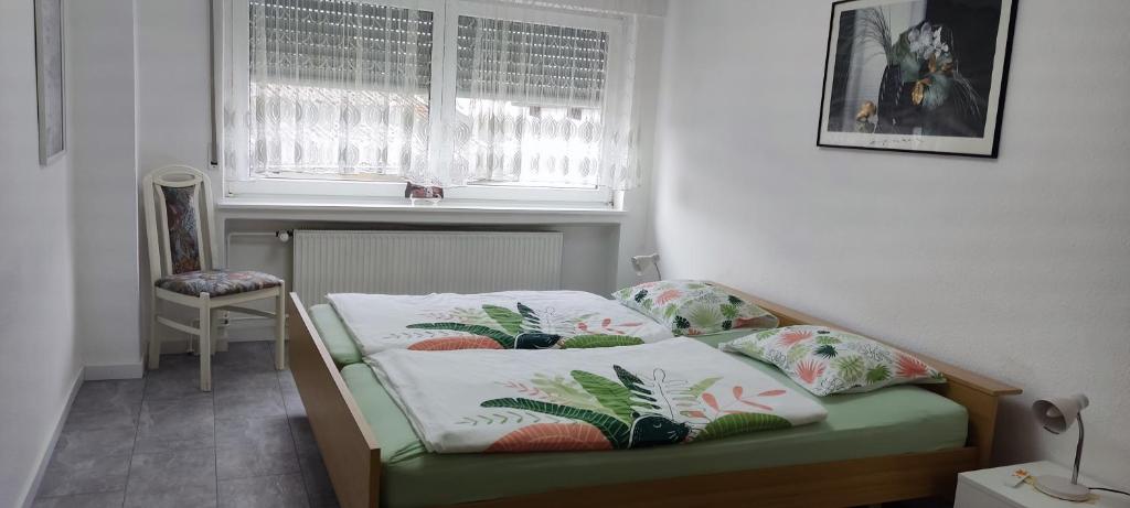 a small bedroom with a bed and a window at APPARTEMENT GEICHLINGEN in Geichlingen