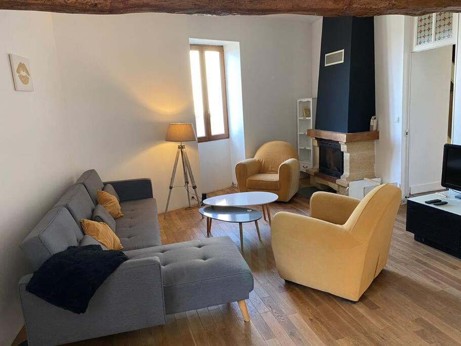 Grande maison conviviale في فونتيناي لو كومت: غرفة معيشة مع أريكة وطاولة