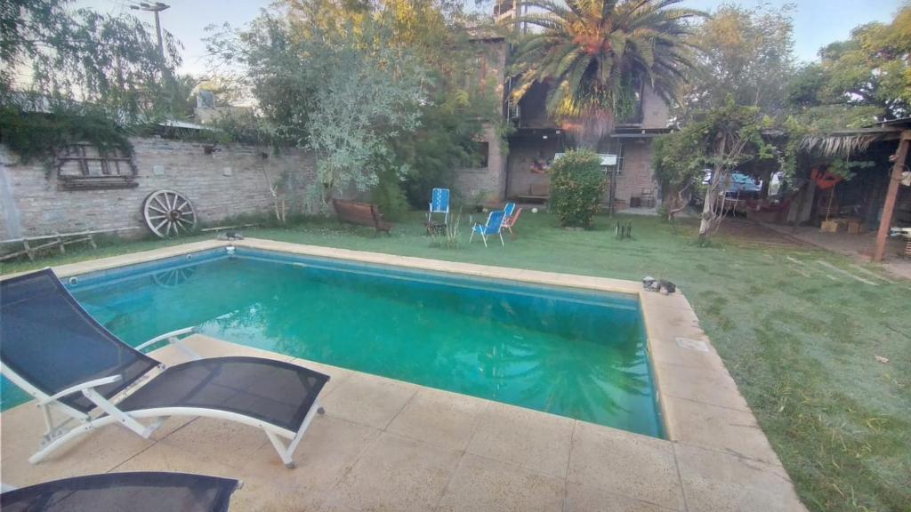 una piscina con 2 tumbonas en un patio en Casa Funes en Funes