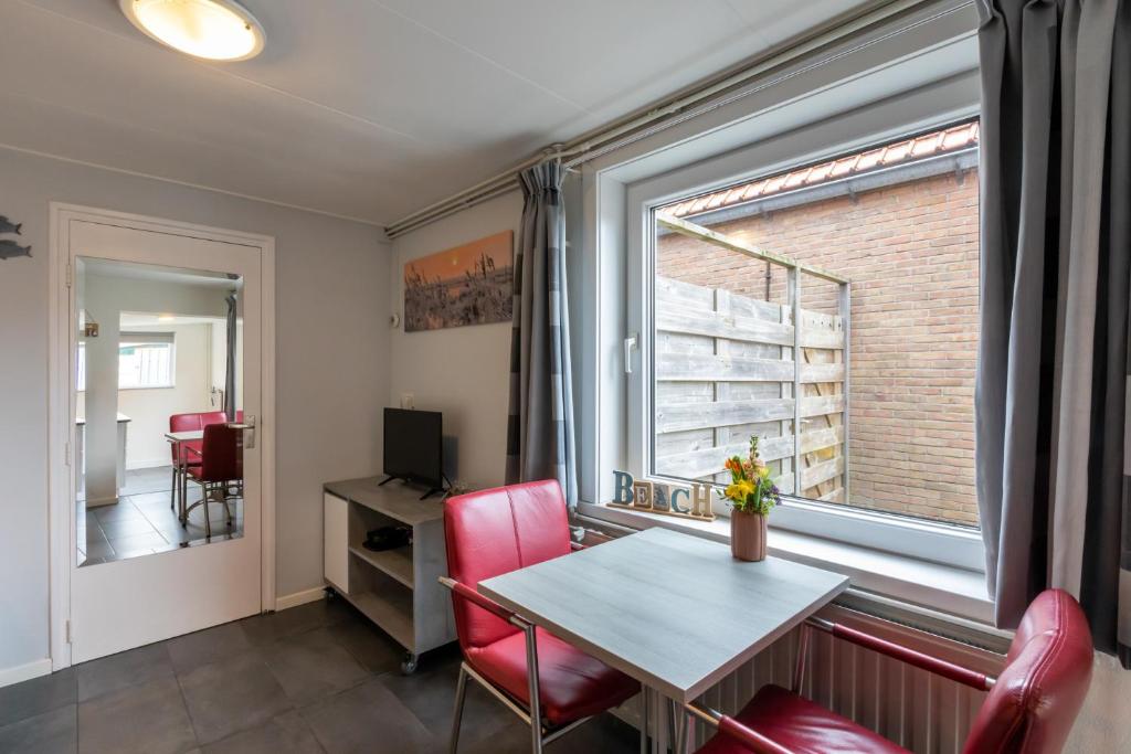 TV a/nebo společenská místnost v ubytování Welcome in - Vakantiehuis Oranjeplein 15a Zoutelande