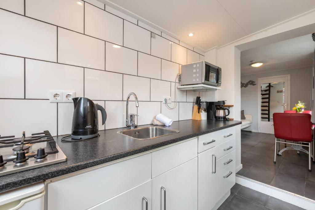 Kuchyň nebo kuchyňský kout v ubytování Welcome in - Vakantiehuis Oranjeplein 15a Zoutelande