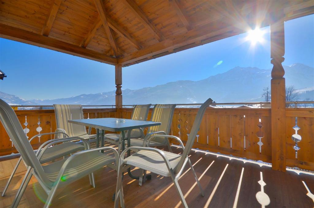 una mesa y sillas en una terraza con vistas en Apartment Igor - by Alpen Apartments, en Piesendorf