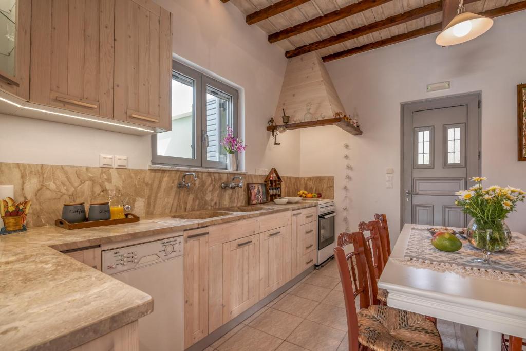 Kuchyňa alebo kuchynka v ubytovaní Lahardi - Seaside House