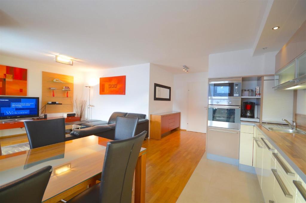 A kitchen or kitchenette at Apartment Leon - by Alpen Apartments