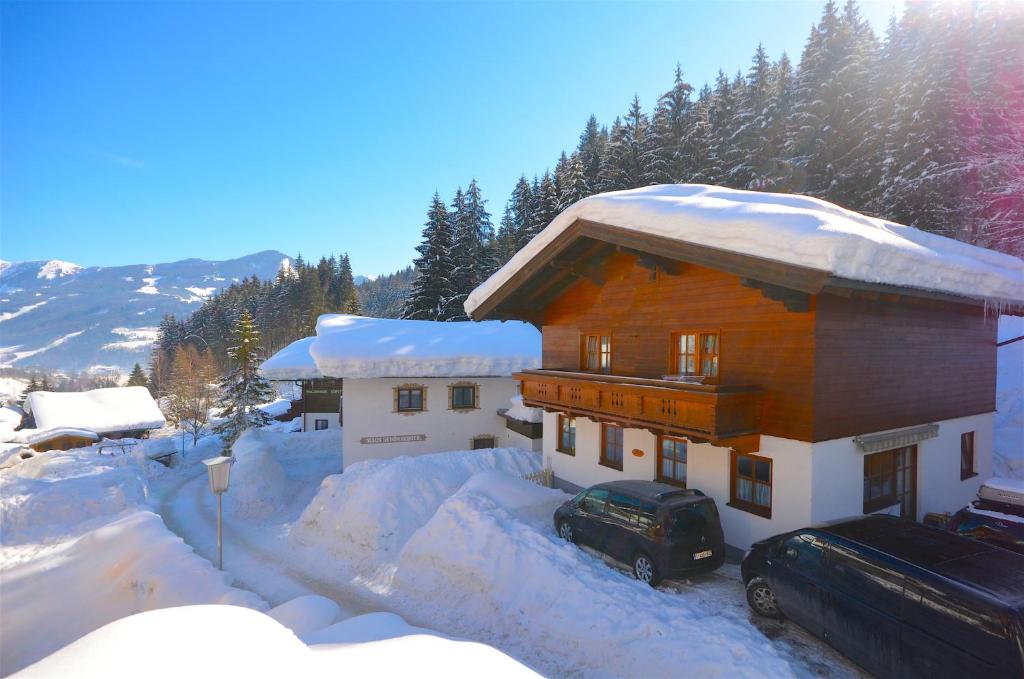 ツェル・アム・ゼーにあるSki-in Ski-out Chalet Kriekels - by Alpen Apartmentsの雪に覆われた家