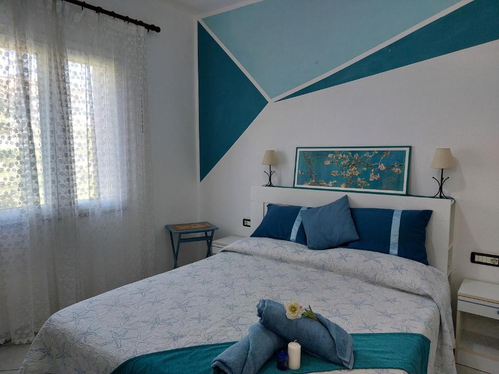 トルトリにあるI Girasoliのベッドルーム(青い枕の大型ベッド1台付)