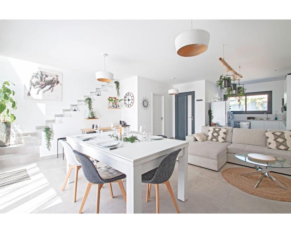 - un salon blanc avec une table et des chaises blanches dans l'établissement Maison La Casa Bianca Grabels Proche Montpellier, à Grabels