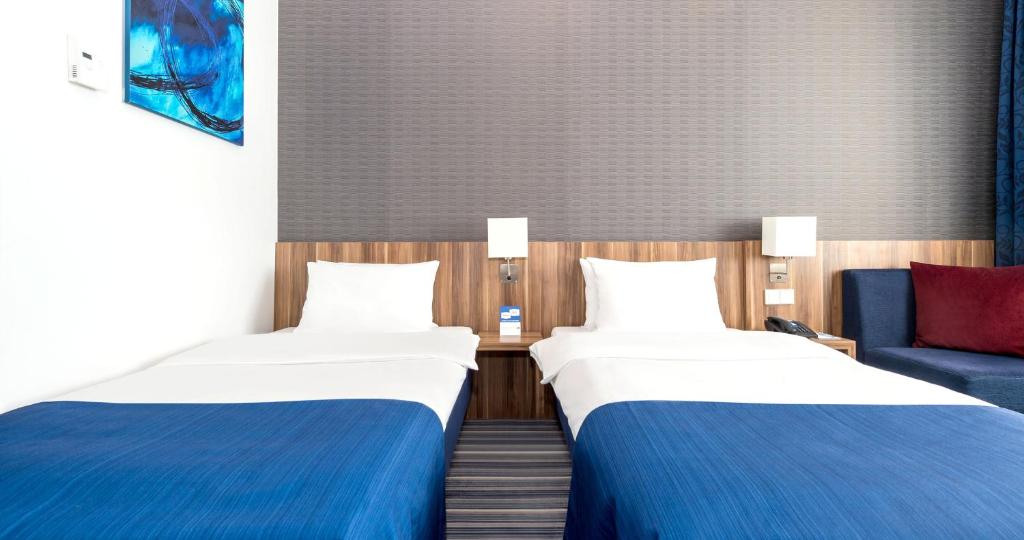 Кровать или кровати в номере Holiday Inn Express Bremen Airport by IHG