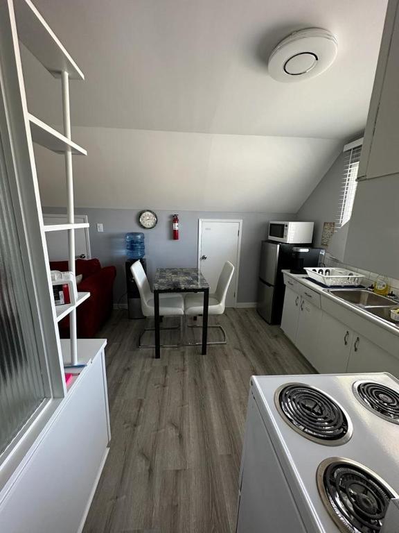 Kuchyň nebo kuchyňský kout v ubytování Spotless 4 Bedrooms 4 Beds Sleep 8 in Winnipeg