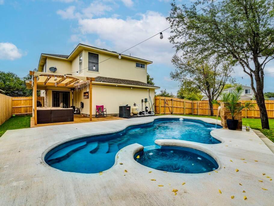 una piscina nel cortile di una casa di Paradise Oasis Private pool w/Hot Tub 4BR 2.5BA a Pflugerville