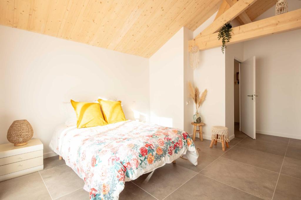 卡布勒通的住宿－Ted Surf House，一间卧室配有一张带花卉床罩的床