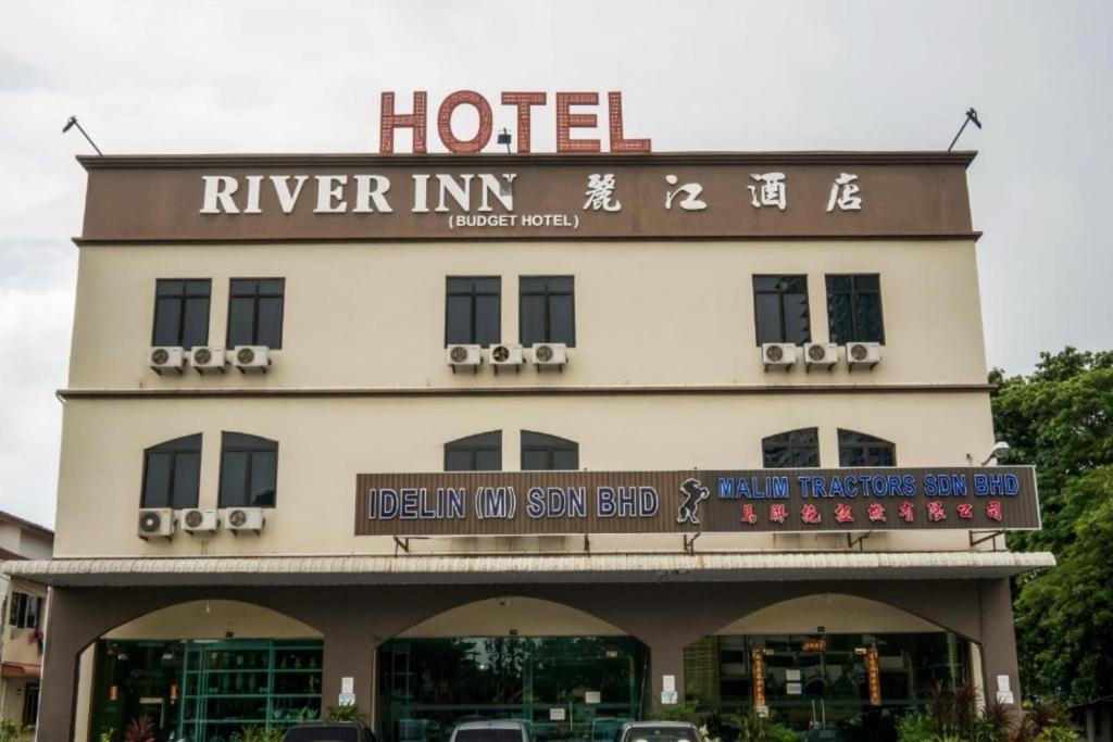 een hotel met een bord dat leest River Inn bij Hotel River Inn in Butterworth