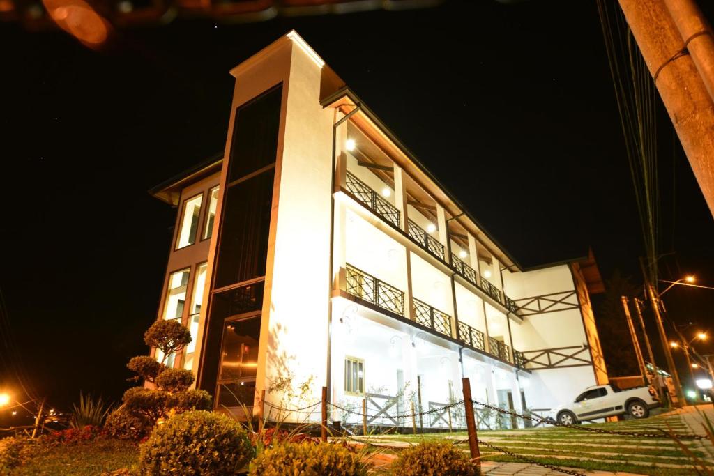a large building with lights on at night at Hotel Villa Greenberg in Monte Verde