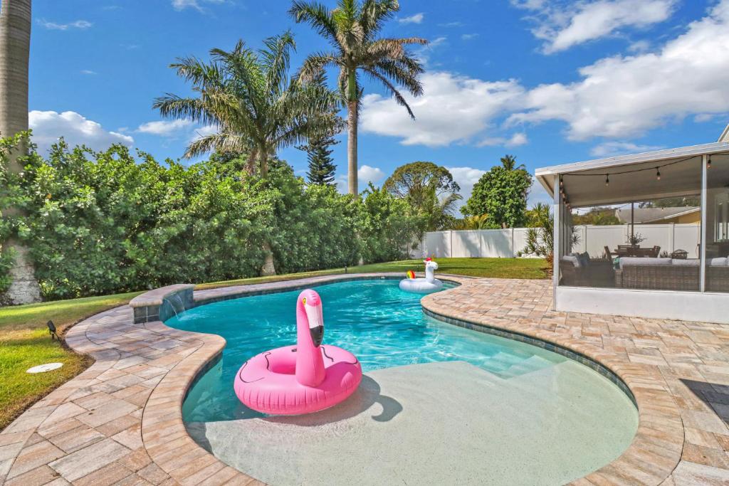 einen Pool mit rosa Flamingo im Hinterhof in der Unterkunft Pool Home Near Downtown, 5th Ave, Beaches & Pier in Naples