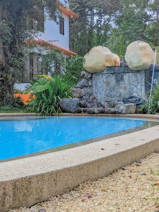 Bazén v ubytování 2BR 2BT home with pool between Tagbilaran and Panglao nebo v jeho okolí
