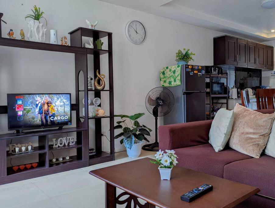 TV a/nebo společenská místnost v ubytování 2BR 2BT home with pool between Tagbilaran and Panglao