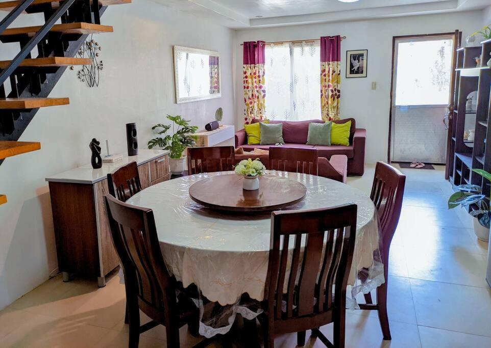 Posezení v ubytování 2BR 2BT home with pool between Tagbilaran and Panglao