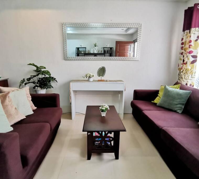 Posezení v ubytování 2BR 2BT home with pool between Tagbilaran and Panglao