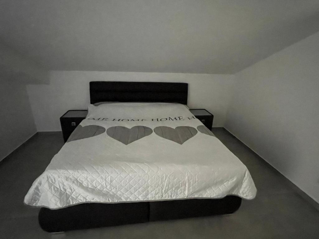 Łóżko lub łóżka w pokoju w obiekcie Apartments Lia-Jolie