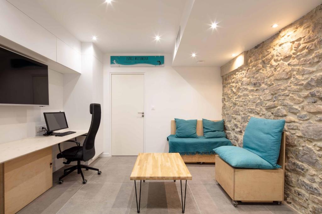TV a/nebo společenská místnost v ubytování Ted Surf House