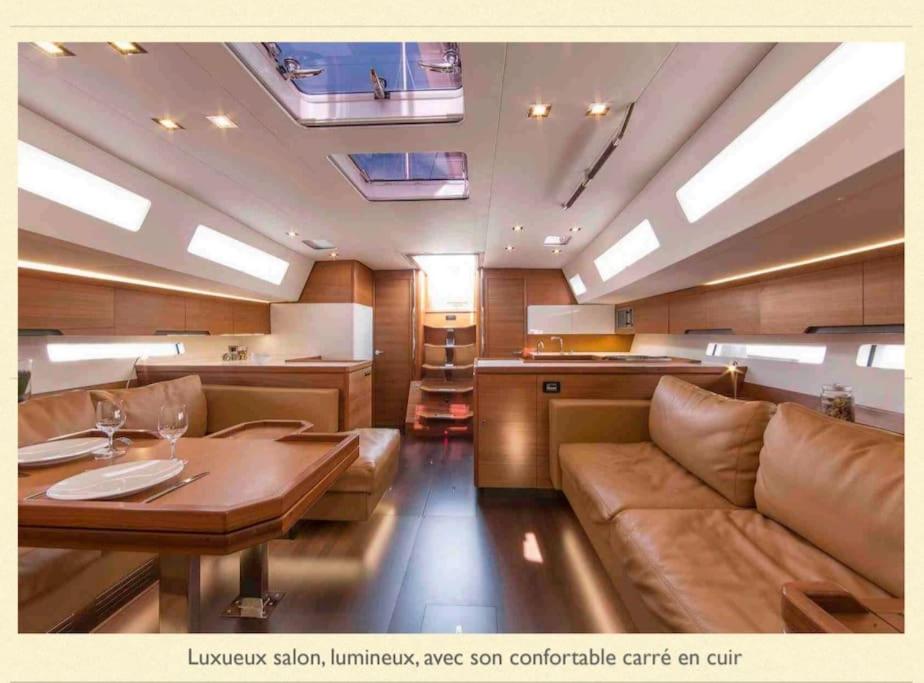 un salon avec un canapé et une table dans l'établissement Voilier Luxe Face au Palais, à Cannes