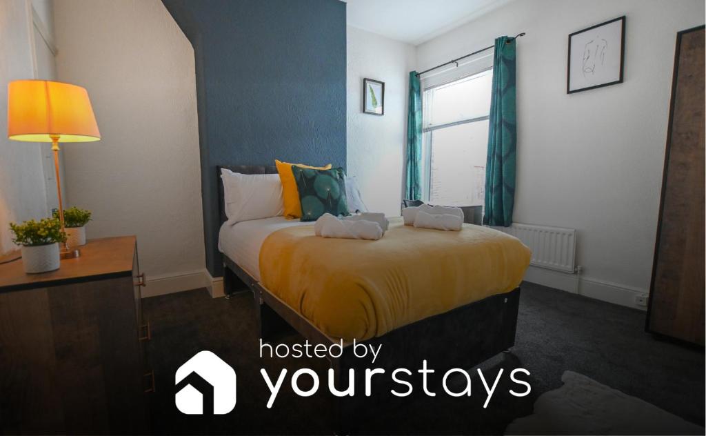 ein Schlafzimmer mit einem Bett mit zwei Handtüchern darauf in der Unterkunft Clarice House by YourStays in Etruria