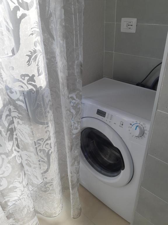 pralka w łazience z zasłoną prysznicową w obiekcie Civico 26 T w mieście San Salvo