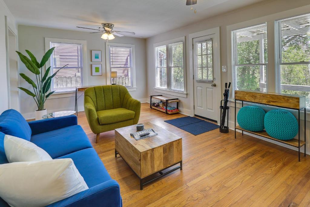 Vibrant Fayetteville Home Walk Downtown!, Fayetteville (updated