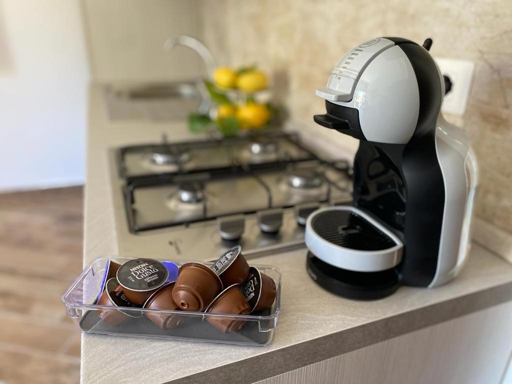 - une cafetière assise sur un comptoir à côté d'une cuisinière dans l'établissement Le fresie, 