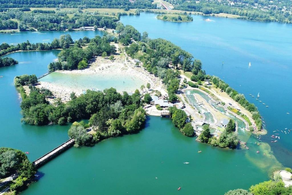 an aerial view of an island in a lake at APPARTEMENT COSY Balcon à 30min de PARIS in Cergy