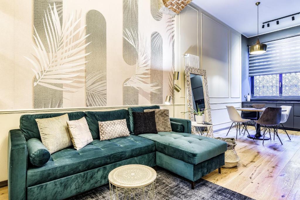 - un salon avec un canapé vert et une table dans l'établissement Bligny Studio 4PAX WIFI Bocconi District, à Milan