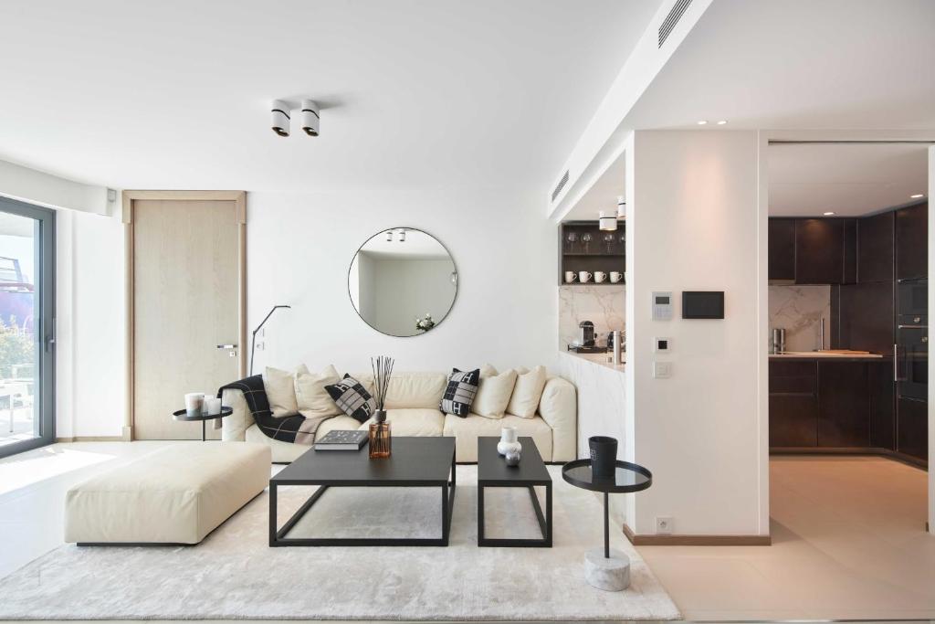 Zdjęcie z galerii obiektu Fabulous 94m2 apartment - 2BR4p with terrace - First Croisette Cannes 502 w Cannes