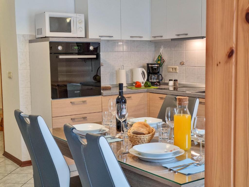 Kuchyň nebo kuchyňský kout v ubytování Apartmaji Jakob 1