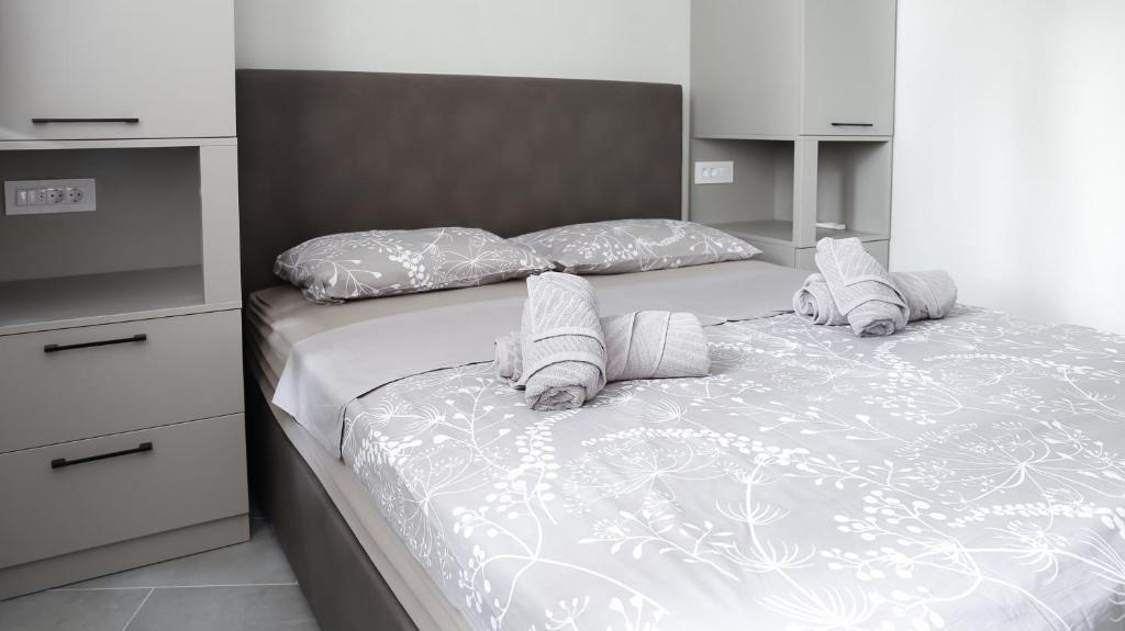 ベオグラードにあるApartments Srbija Waterfrontのベッドルーム1室(白いシーツと枕のベッド1台付)
