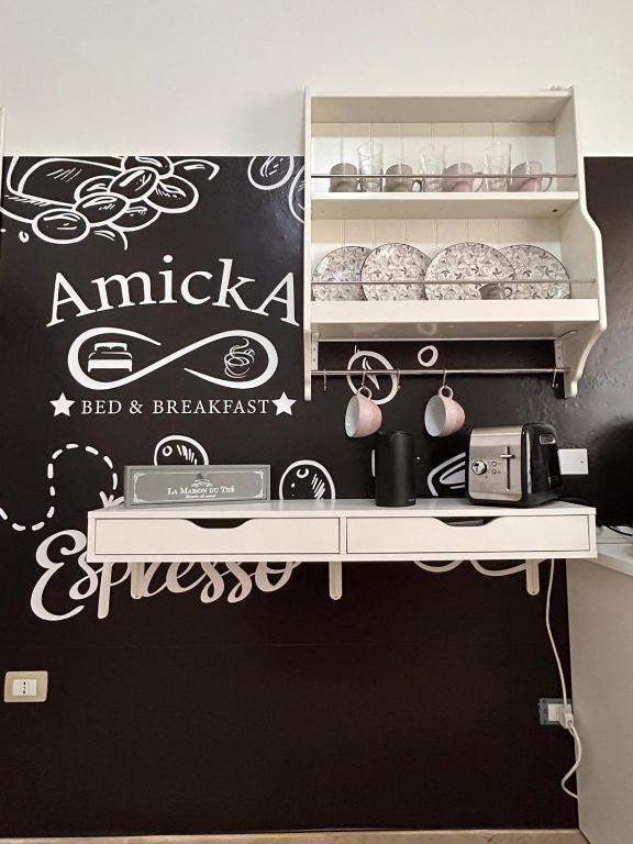 una pared en blanco y negro con un estante con comida. en AmickA, en Alghero