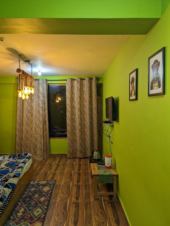 Attic Monkey Cafe & Rooms - Deluxe Double Room With Balcony